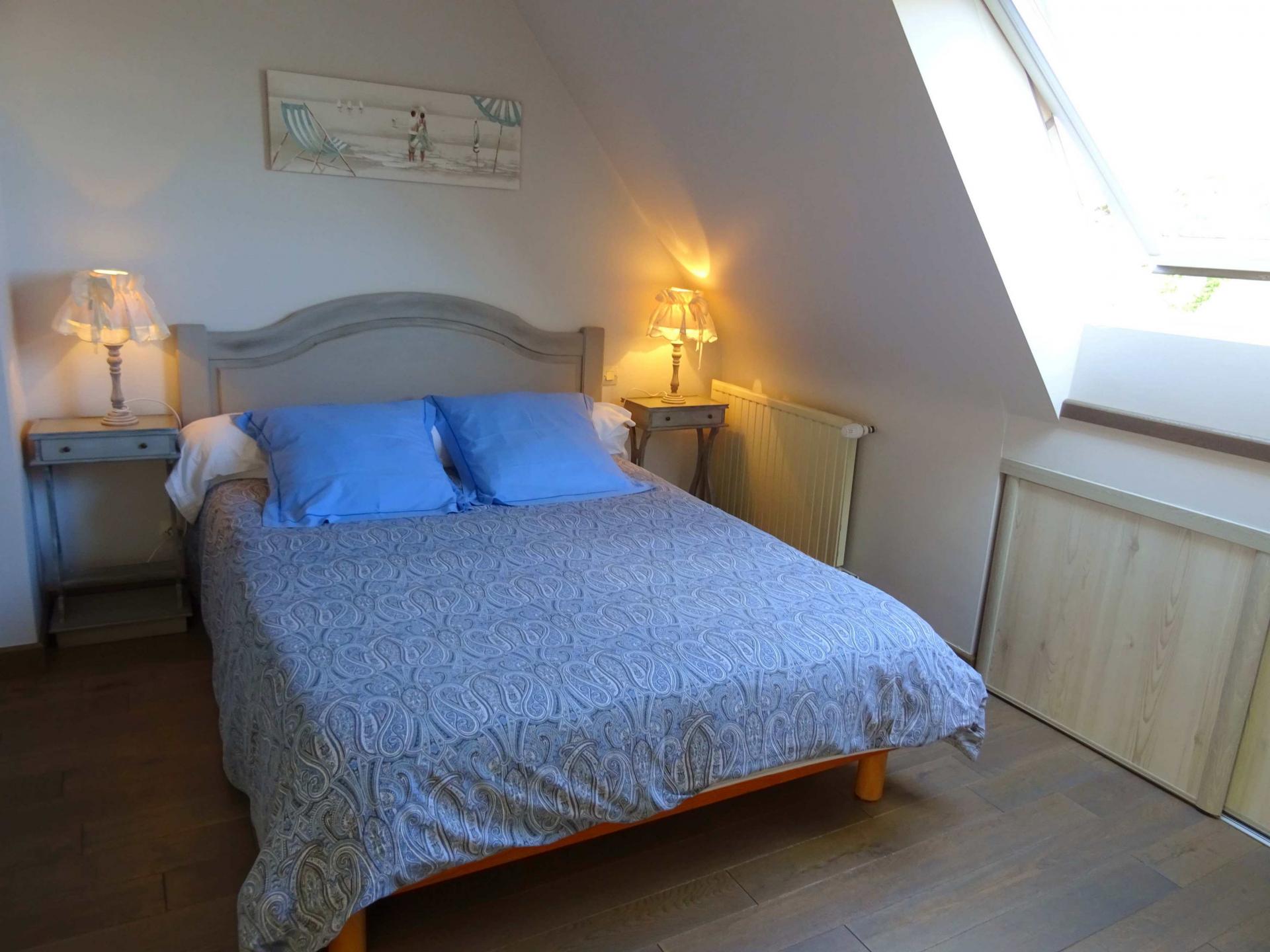 Chambre lit 140 à l'étage